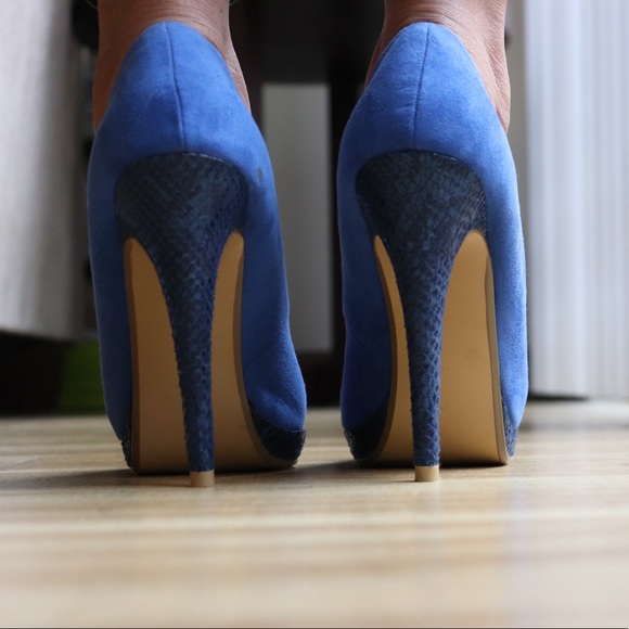Blue Pointy Toe Pumps With Snake Print Trim - Picture 4 of 7